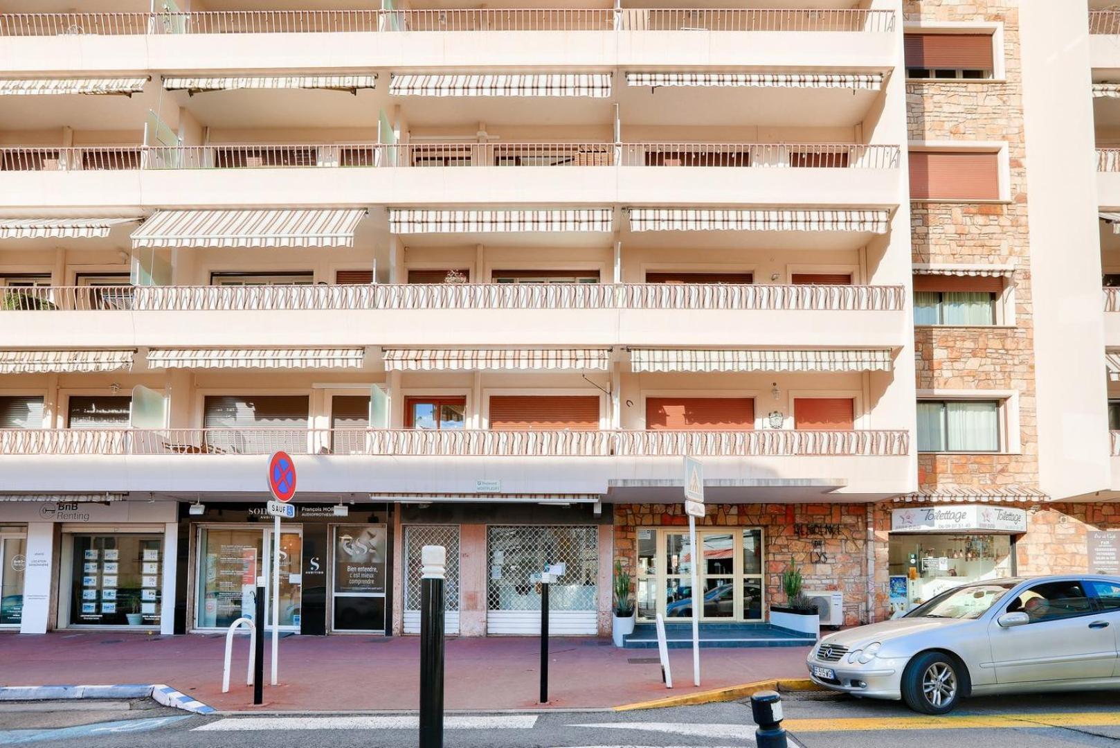 Le Petit Fleury - Balcony, Calm In Cannes
